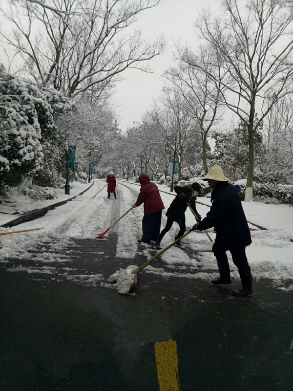 瑞雪紛飛揚(yáng)，華悅物業(yè)掃雪忙